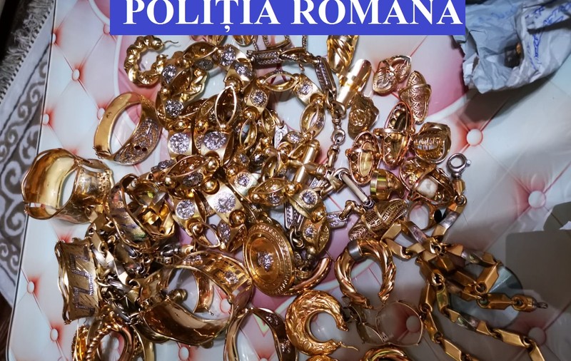 Percheziții de amploare în Bistrița într-un dosar de cămătărie. Polițiștii au confiscat mii de euro și bijuterii din aur