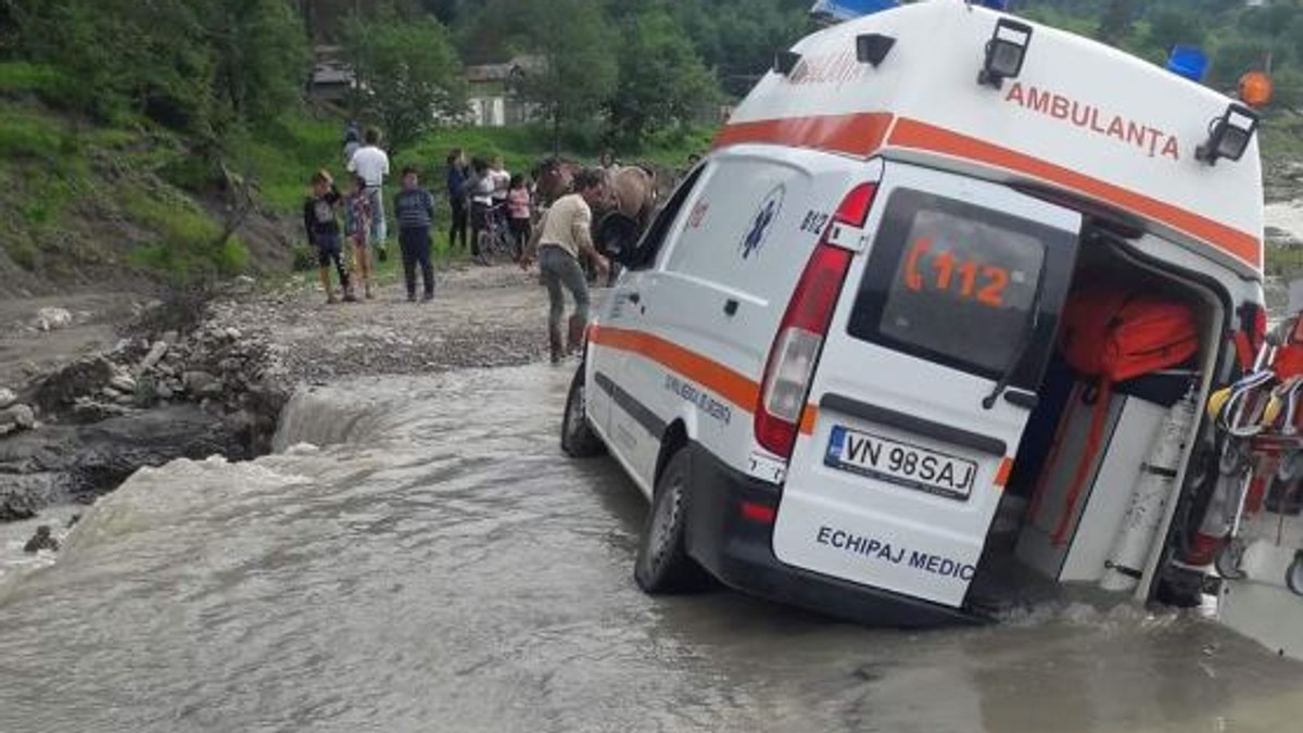 Ambulanță împotmolită în nămol, la traversarea râului în Jitia, Vrancea
