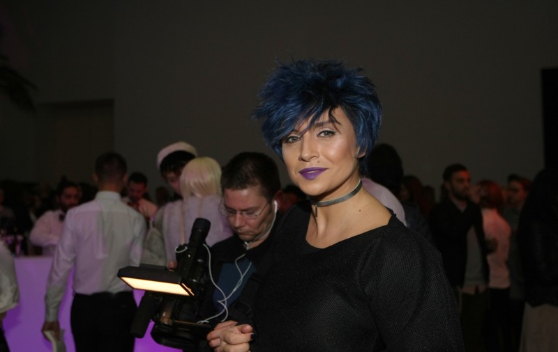 FOTO EXCLUSIV/ Cea mai șocantă apariție a Adinei Halas! A ieșit în lume cu părul scurt și... indigo!