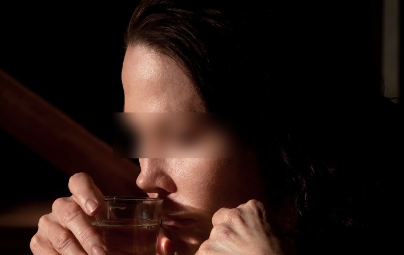 Destăinuirile unei femei care a renunţat la dependenţa de alcool: "Beam până mă lua somnul, apoi o luam de la capăt"