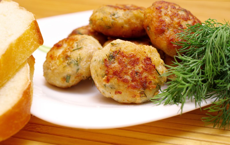 Libertatea te ajută să găteşti ieftin şi bun. Chifteluţe de legume cu doar 4 lei