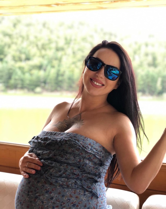 Cum arată Larisa Drăgulescu înainte de a naște al treilea copil: „Bebe mic, abia te așteptam”. A îmbrăcat o rochie mulată