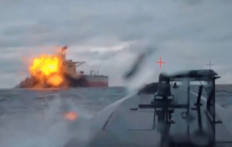 Ucrainenii au mai distrus un petrolier din flota-fantomă a Kreminului: atac puternic și flăcări în Marea Neagră