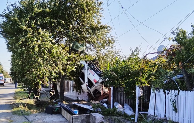 Șofer cu permisul anulat, mort într-un accident la Filipeștii de Târg, în Prahova. Numerele provizorii ale mașinii erau expirate