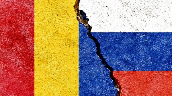 Steagurile naționale ale Rusiei și României. Imagine ilustrativă. Sursa foto: Shutterstock