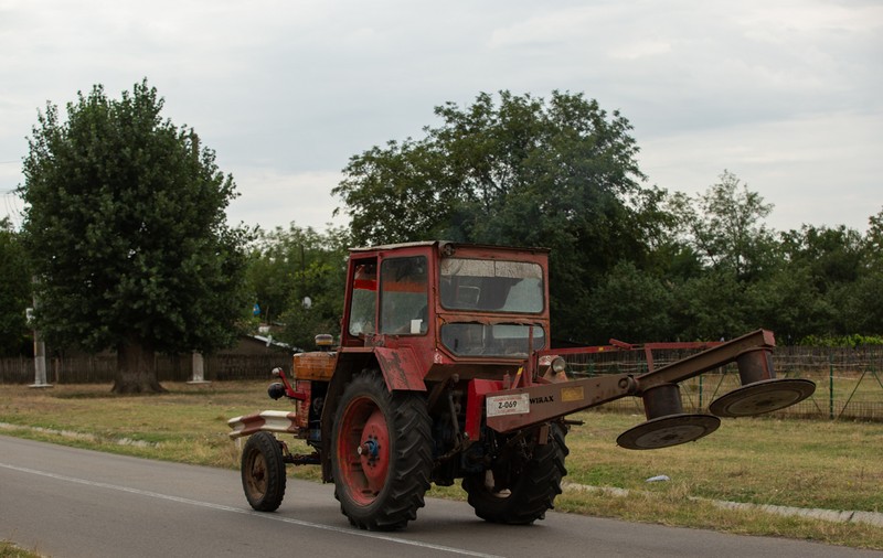 Un bărbat din Vaslui a murit călcat de un tractor condus de fratele său