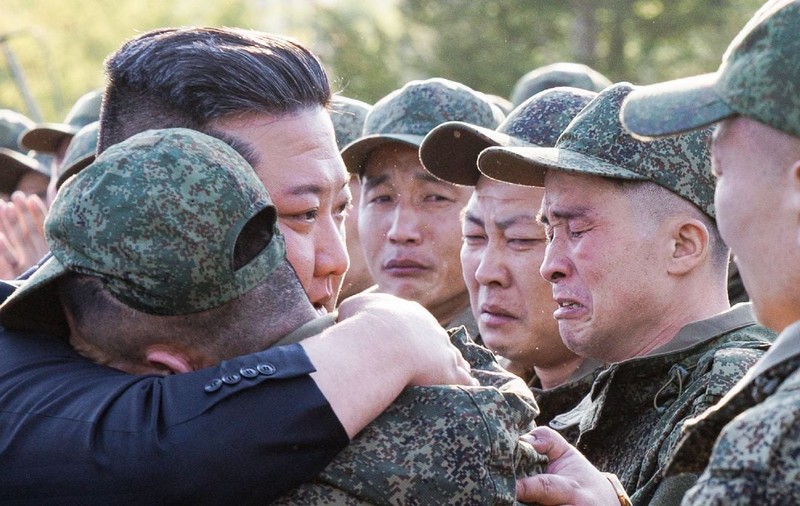 Soldații nord-coreeni care luptă împotriva Ucrainei au primit ordin de la Kim Jong-un să se arunce în aer dacă sunt pe cale să devină prizonieri