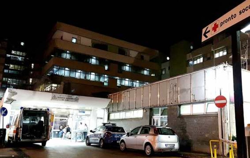 O româncă în vârstă de 19 ani a fost înjunghiată și abandonată în fața unui spital din Napoli!