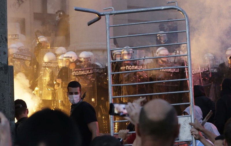 A doua zi de proteste violente la Belgrad față de strategia anti-COVID a guvernului. Președintele dă înapoi și nu mai vrea noi restricții