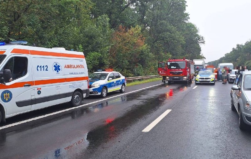 Doi tineri au murit pe Autostrada A1 după ce au fost loviți de un TIR