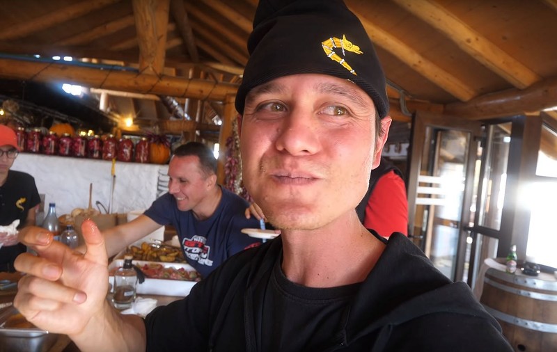 Porcul Mangalița a făcut unul dintre cei mai mari vloggeri culinari din lume să iubească România. Ce spun străinii în comentarii