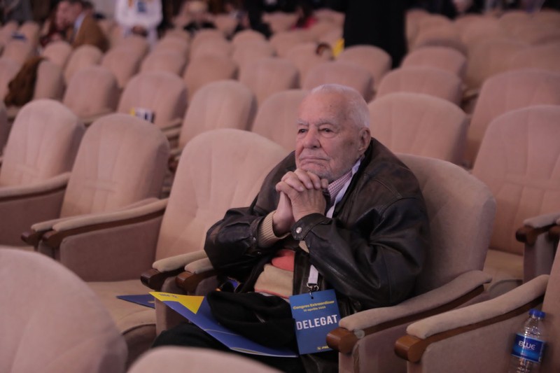 Un delegat cu vechime în partid a așteptat răbdător rezultatul votului. Nu a venit în cinci zile, cum au anunțat organizatorii din greșeală, spre amuzamentul tuturor, ci în jumătate de oră