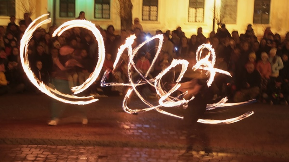 Ora Pământului 2017 în România. Spectacol inedit, după ce s-a stins lumina în mai multe orașe din țară | FOTO ȘI VIDEO