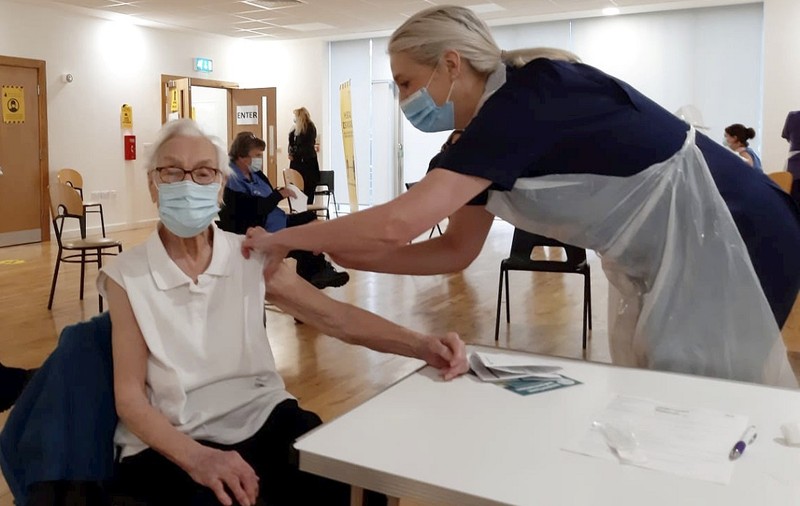 O femeie de 101 ani, supraviețuitoare a gripei spaniole, a fost vaccinată împotriva COVID-19