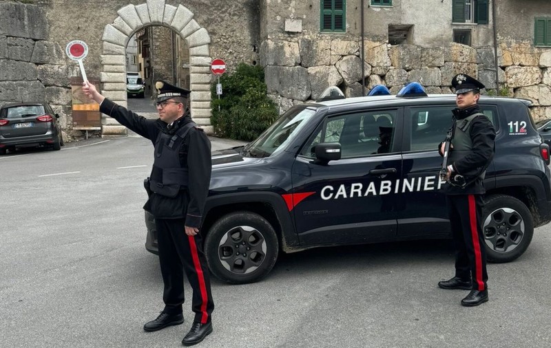 Un român a fost prins fotografiind casele pe care voia să le tâlhărească în Italia