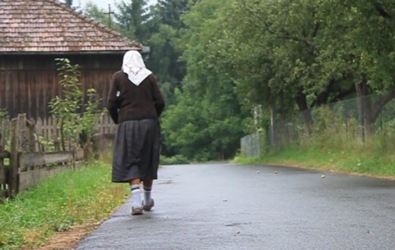 Un individ de 20 de ani a violat o bătrână folosind un ciorap de damă. Cum s-a petrecut oroarea