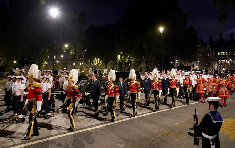 Repetiții pentru funeraliile reginei în timpul nopții. Imagini de la pregătirea procesiunii care va avea loc pe 19 septembrie