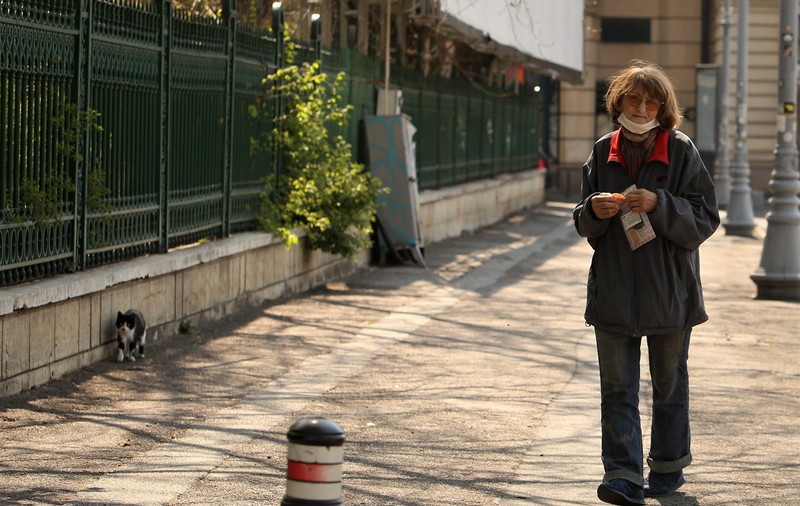 Pisicile doamnei Viorica. O pensionară din București folosește cele două ore de “libertate” ca să hrănească animalele străzii