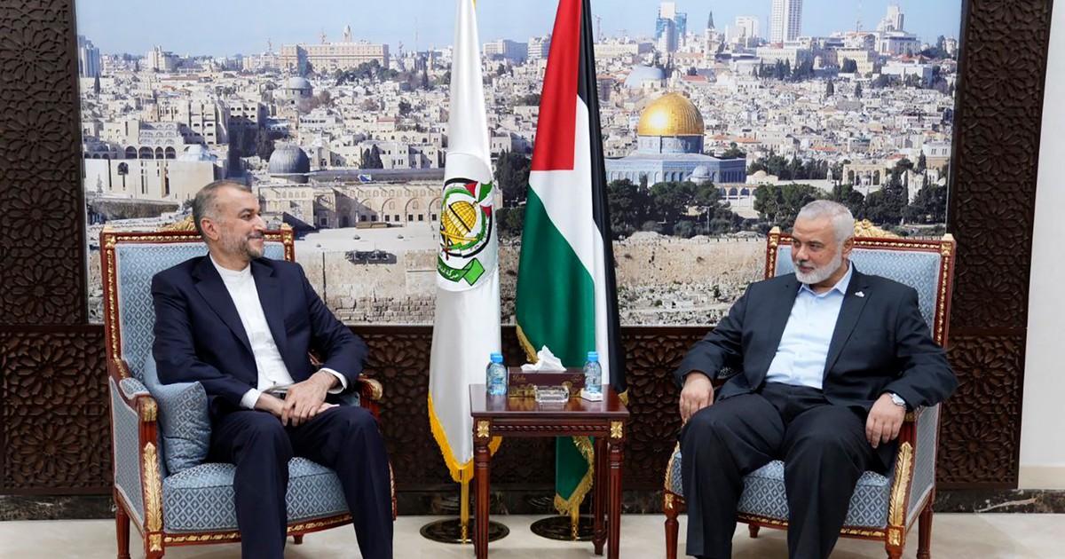 Ministrul iranian de externe, Hossein Amirabdollahian, alături de unul dintre liderii Hamas, Ismail Haniyeh, la întâknirea din Doha, Qatar. Foto: Profimedia