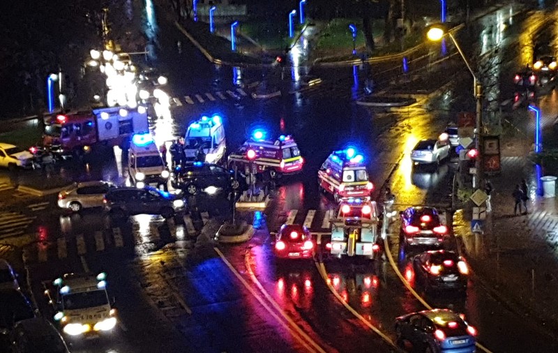 Două mașini s-au ciocnit într-o intersecție din sectorul 3 al Capitalei. Trei copii au fost transportați la spital