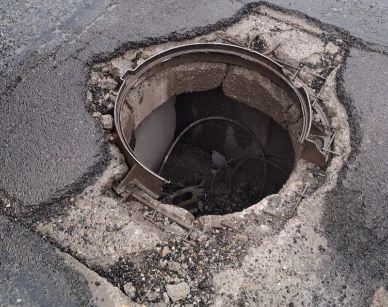 O groapă uriașă a fost lăsată nesemnalizată pe Centura București: „Plătim pentru a ne distruge jantele”