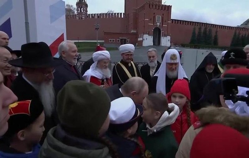 Moment stânjenitor pentru Vladimir Putin: o fetiță de 11 ani îi ține o predică publică despre unchiul ei rănit