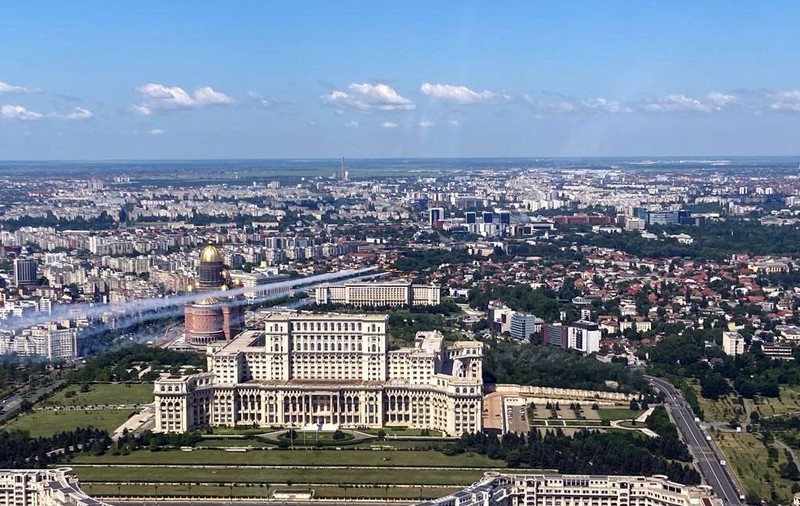 Piloţii de acrobație au survolat principalele spitale din Bucureşti, în semn de respect față de cadrele medicale. Imagini aeriene spectaculoase