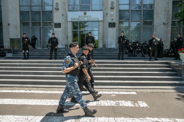 Forţe de ordine în faţa Guvernului Republicii Moldova