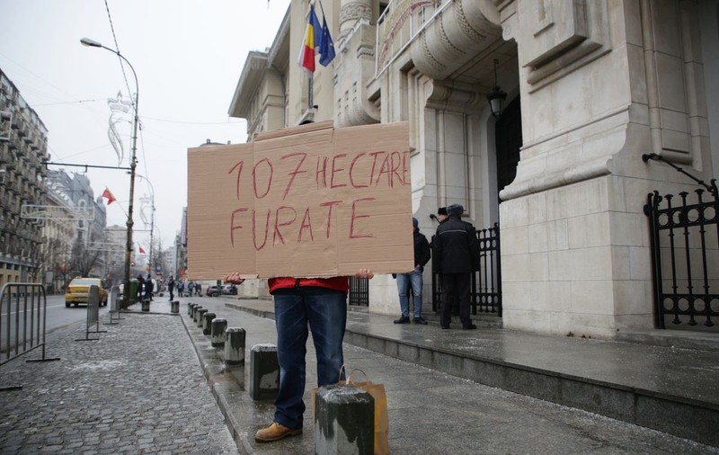Protest la Primăria Capitalei față de un proiect prin care Gabriela Firea vrea să plătească 4 milioane de euro pentru un teren care-i aparține lui Codrin Ștefănescu