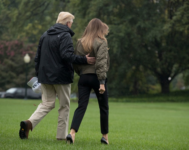 FOTO| Fashion Police: Melania Trump a mers încălțată cu pantofi stiletto la inundații în Texas