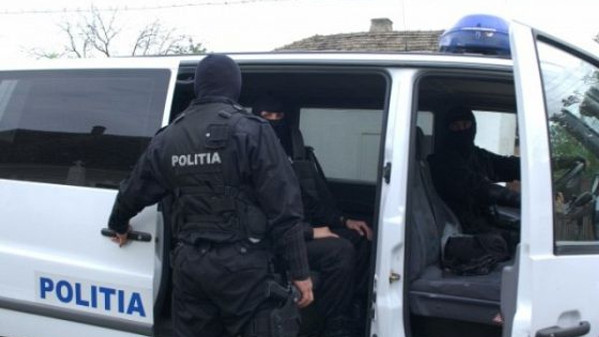 Percheziții la locuința unui polițist