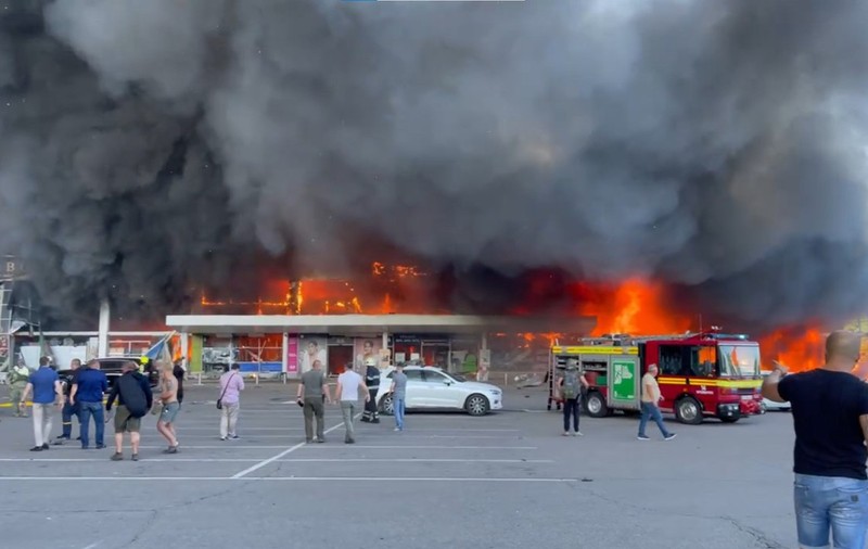 LIVETEXT Război în Ucraina, ziua 124 | Un centru comercial din Kremenciuk, în care se aflau 1.000 de persoane, lovit de o rachetă rusă. Bilanțul victimelor