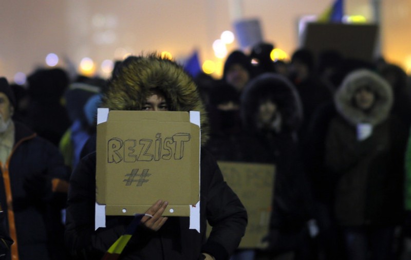 Cine seamănă vânt culege furtună. La ce ne-au adus înjurăturile „tinerilor frumoși și liberi”