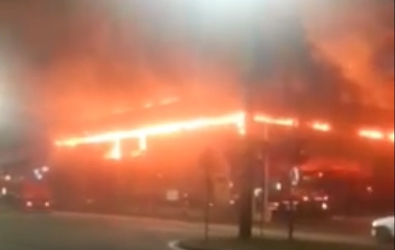 Incendiu în Arad la centrul comercial al fotbalistului George Țucudean. Un pompier a fost rănit în timpul intervenției