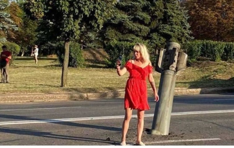 O ucraineancă și-a făcut un selfie lângă o rachetă trasă de ruși la Kramatorsk. „Unii mor în luptă, alții se distrează”