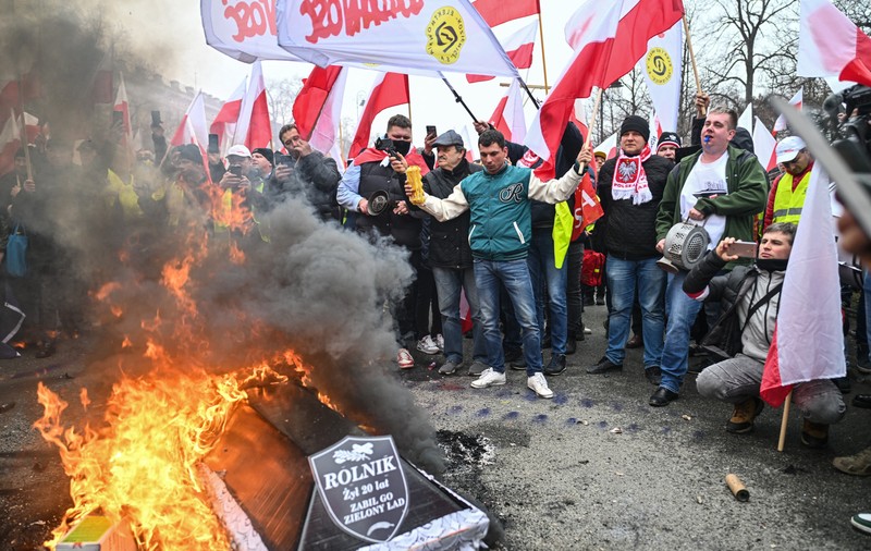 Proteste violente la Varșovia ale agricultorilor polonezi. Manifestanții au incendiat un sicriu, în fața sediului guvernului condus de Tusk | VIDEO