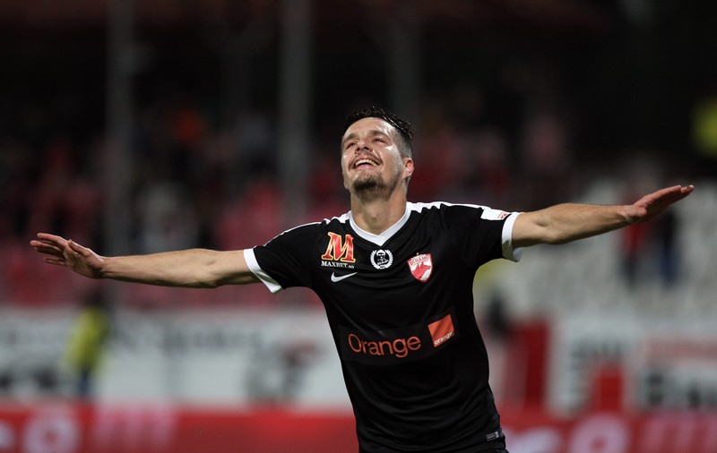 Liga 1, etapa 13. Dinamo - Pandurii 4-0. Autogol incredibil Lazar, ”dublă” Lazăr, plus Palici. ”Câinii”, în negru, în memoria lui Titi Frățilă. Fanii i-au cerut demisia lui Ando / VIDEO