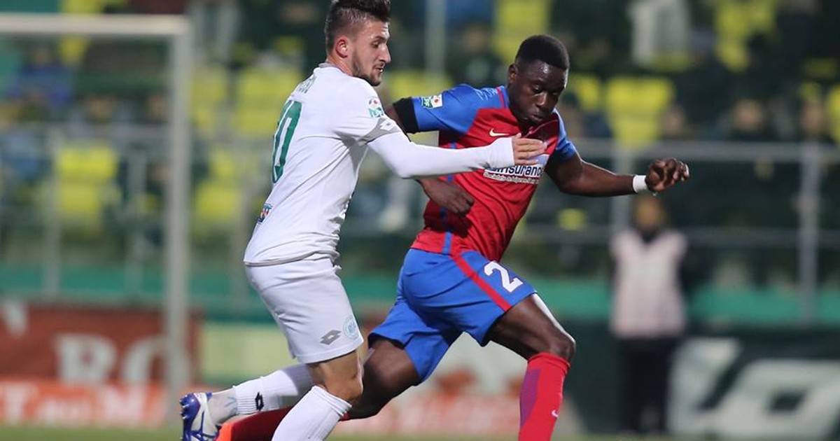 Neluț Roșu (stânga) l-a păcălit pe Moke (dreapta) și a marcat golul victoriei din meciul Chiajna - Steaua 1-0