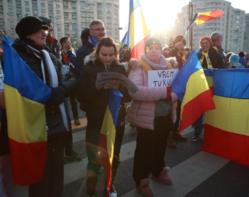 LIVE TEXT: Zeci de mii de oameni la protestul organizat de AUR în București. Mai mulți protestatari aveau asupra lor cuţite, bricege și substanţe interzise