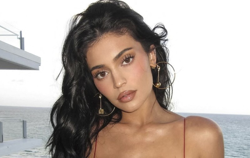Kylie Jenner a dezvăluit numele medicului estetician la care apelează. Detalii despre operația de implant mamar