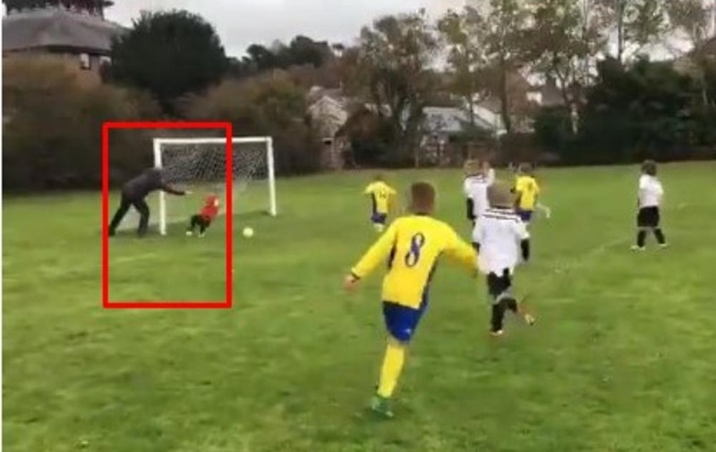 Faza anului în fotbal vine din campionatul de juniori din Anglia. Tatăl și-a salvat copilul-portar, dar n-a putut împiedica golul | VIDEO