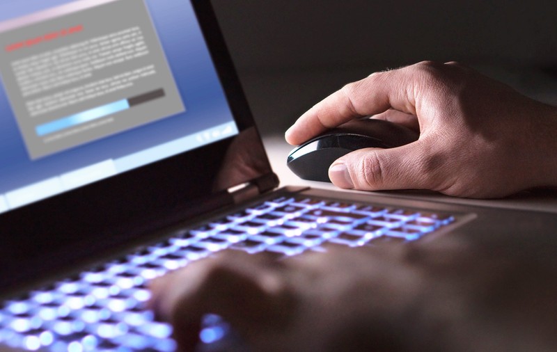 Un adolescent din Australia a creat un program de spionaj pe care l-a vândut prădătorilor sexuali din întreaga lume