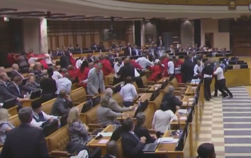 Bătaie ca-n filme în Parlamentul din Africa de Sud | VIDEO