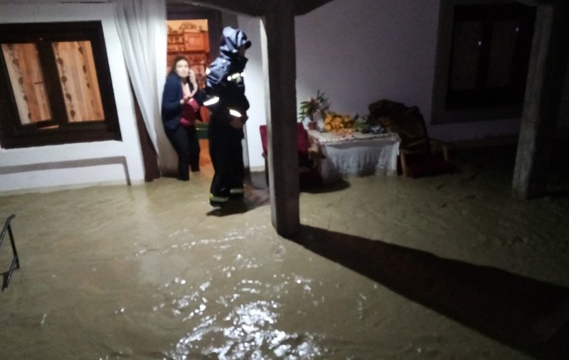 Străzi și case inundate în județul Neamț, în urma ploilor abundente. Oamenii, evacuați în plină noapte