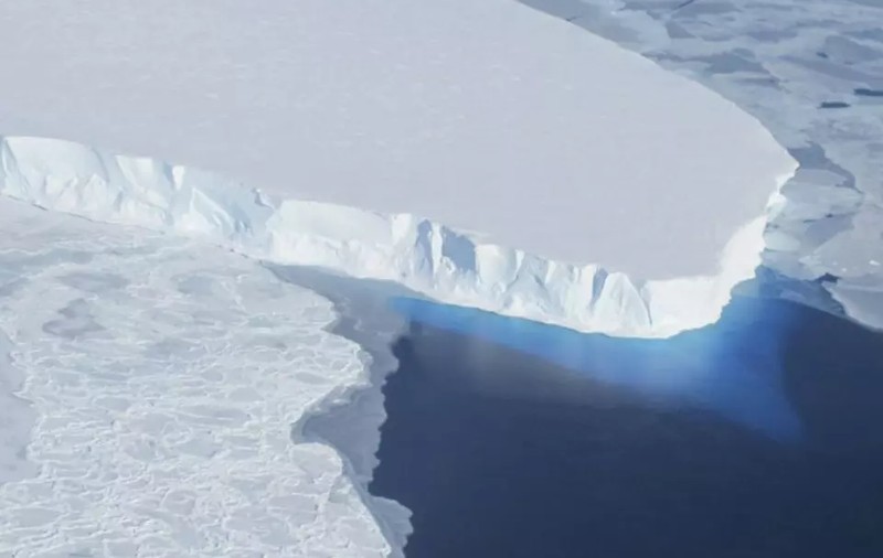Un ghețar din Groenlanda influențează mareele oceanice și accelerează creșterea nivelului mării