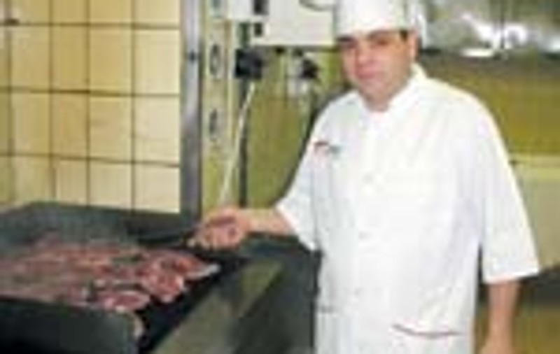 Bucatarii alesilor, platiti 'sa-si tina gura'