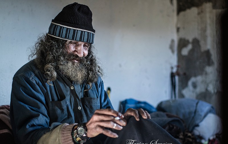 REPORTAJ/Povestea lui Juju, filosoful homeless din Anina: "Eu sunt fericit. Ştii cum a murit Tolstoi? Sărac. Şi în frig“|FOTO