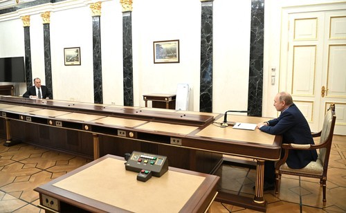 Președintele rus Vladimir Putin s-a întâlnit luni, 14 februarie 2022, cu ministrul de Externe Serghei Lavrov | Foto: Profimedia Images