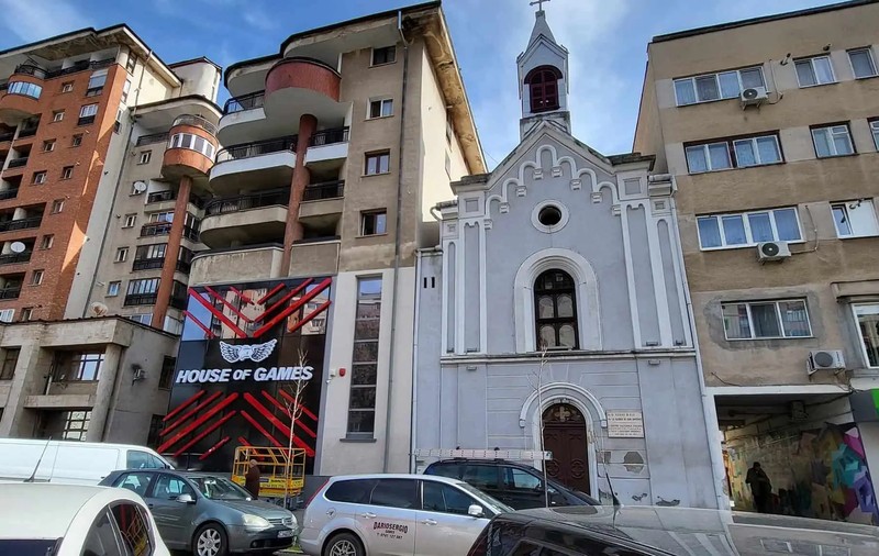 IMAGINEA ZILEI. „Casa jocurilor”, aproape lipită de „Casa Domnului” în Alba Iulia. Un deputat a depus o sesizare, primăria a găsit nereguli și a dat o amendă