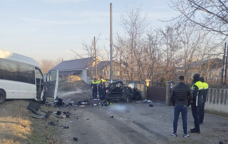 Un tânăr polițist din Dolj a murit în drum spre serviciu, la Bratovoești, a intrat pe contrasens într-un microbuz